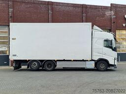 Volvo FH 13.540 Globetrotter 6x2 - Closed box with si...