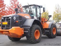 Hitachi ZW220 articulated loader / 2 buckets