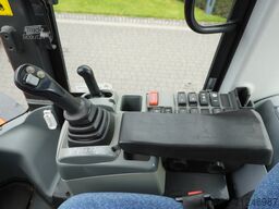 Hitachi ZW220 articulated loader / 2 buckets