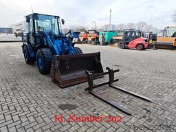 Caterpillar 906 M Bucket + Forks!