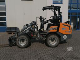 GIANT G2700 X-tra HD with loader bucket and palletfork