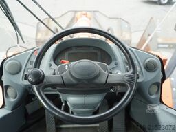 Hitachi ZW220 articulated loader / 2 buckets