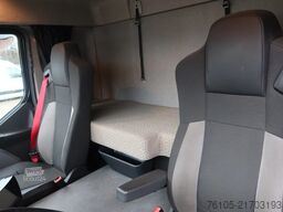 Renault D240 Bak met deuren + Klep 2.000 kg. Automaat. ...