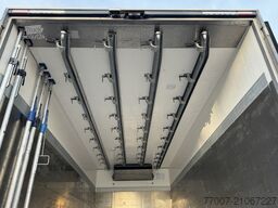 Mercedes-Benz Atego 1627L 4-Fleisch-Rohrbahnen T-1000