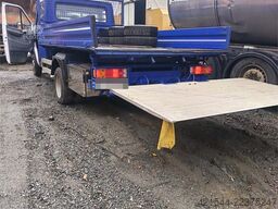 Mercedes-Benz 616 CDI 5-seater flatbed truck as a repair object