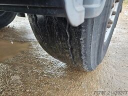 SCHMITZ CARGOBULL Tankchassis mit Tankcontainer, 424.676 KM