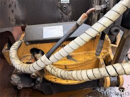 New Holland E265 Excavator with tooth bucket and defective rot