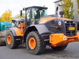 Hitachi ZW220 articulated loader / 2 buckets