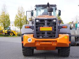 Hitachi ZW220 articulated loader / 2 buckets