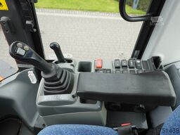 Hitachi ZW220 articulated loader / 2 buckets