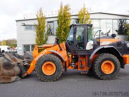 Hitachi ZW220 articulated loader / 2 buckets