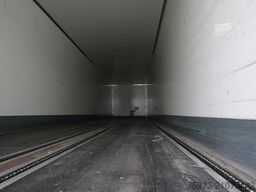 Jumbo 3 AXLE CLOSED BOX WITH CHAIN SYSTEM