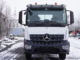 Mercedes-Benz Arocs 2633 flatbed truck / Crane FASSI