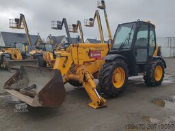 JCB 535-140 with forks and loading bucket