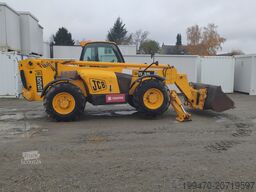 JCB 535-140 with forks and loading bucket