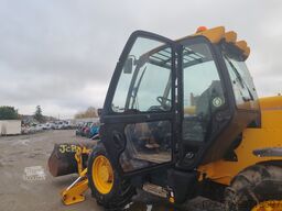 JCB 535-140 with forks and loading bucket