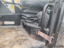 JCB 535-140 with forks and loading bucket