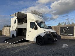 Na prodaju je ponuđen ovaj veoma mlad i izuzetno luksuzan Renault Master HORSETRUCK Roelofs. RENAULT MASTER PAARDENWAGEN | HORSETRUCK | ROELOFSEN | ...