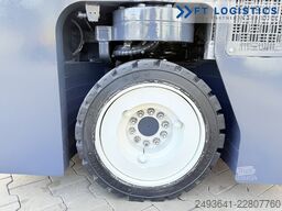 Combilift CB3000 GAS TRIPLEX 4900 FREE-LIFT