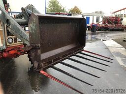 Belarus MTS 82 FL + 3 Schar Beetpflug