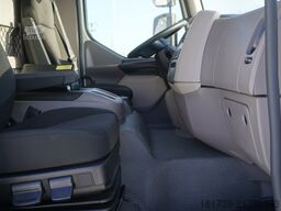 DAF LF 12.210 18-pallet container with tail