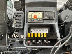 Mercedes-Benz Actros 4141 8x4 manual Hiab 32 Tonmeter laadkra...