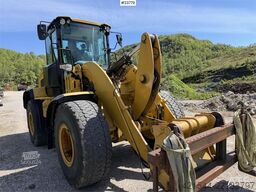 CAT 930 M wheel loader with bucket
