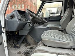 MERCEDES-BENZ 100 D / 9 Sitzer / Diesel