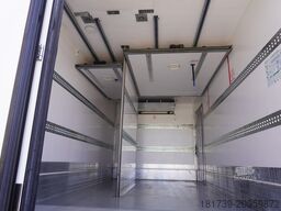 Renault D12 / Lamberet refrigerated truck / lift