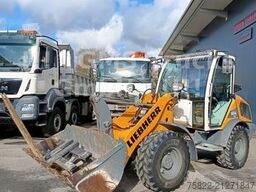 LIEBHERR 504C / SW / Gabel + Schaufel / Wenig Stunden