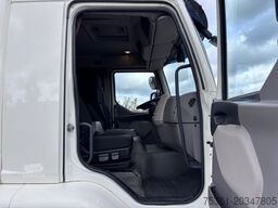 DAF LF 320 Sleeper Cab Koffer mit LBW Automatik AHK