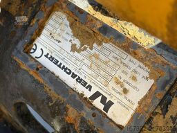 Caterpillar M313D VA - Outriggers + Blade