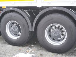 Mercedes-Benz Arocs 2633 flatbed truck / Crane FASSI