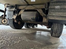 Schmitz Cargobull box semi-trailer with Carrier unit