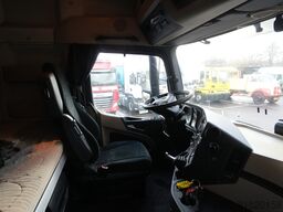 Mercedes-Benz Actros 1942 tractor unit with broken engine