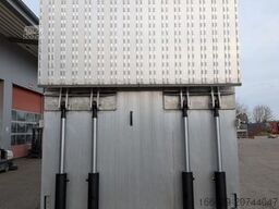 Wiese Gabelstaplertransporter mit Rampe