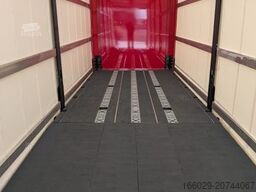 Wiese Gabelstaplertransporter mit Rampe