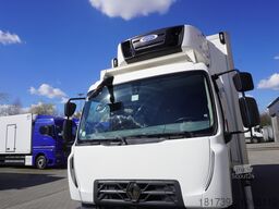 Renault D12 / Lamberet refrigerated truck / lift