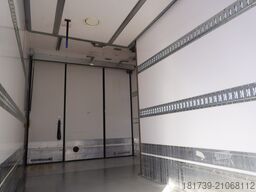 Renault D12 / Lamberet refrigerated truck / lift
