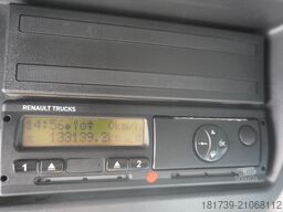 Renault D12 / Lamberet refrigerated truck / lift