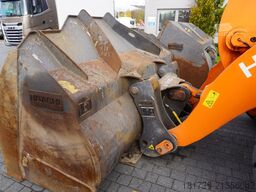 Hitachi ZW220 articulated loader / 2 buckets