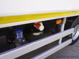 Renault D12 / Lamberet refrigerated truck / lift