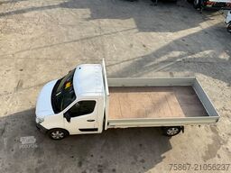 NISSAN NV 400