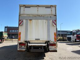Scania P230 + 3 PEDALS  + 19t + LOADLIFT 1500 KG