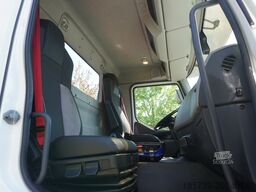 Renault C280 DTI 8 / FASSI crane 5.6T / range 8m