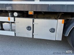 Ekeri box semi-trailer with full side opening and lift