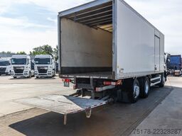RENAULT D26.320-6x2+DHOLLANDIA 2T.
