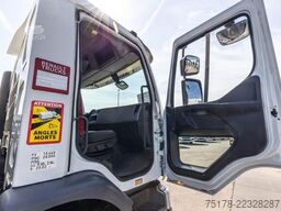 RENAULT D26.320-6x2+DHOLLANDIA 2T.