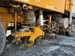 Volvo FM9 4x2 sweeper truck w/ Beam sweeper S7000 superc