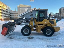 Powertrack L45 wheel loader w/ Flapwing bucket, bucket and pa